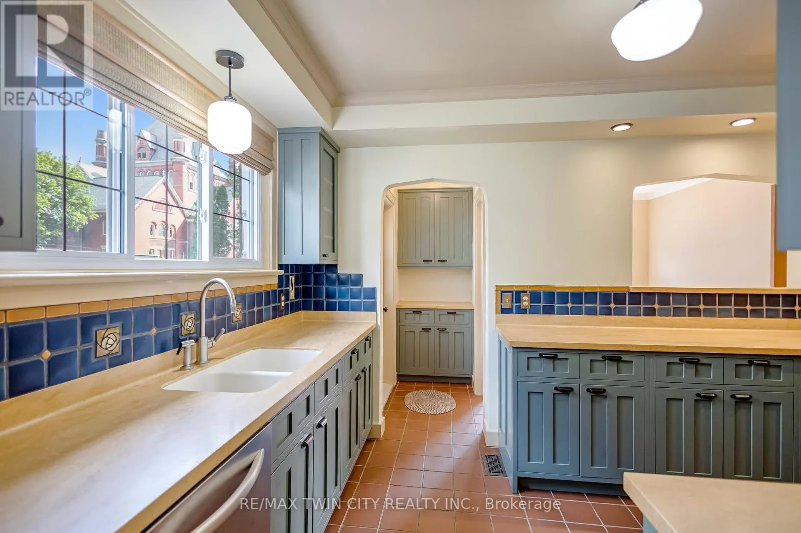 25 BROADWAY STREET E