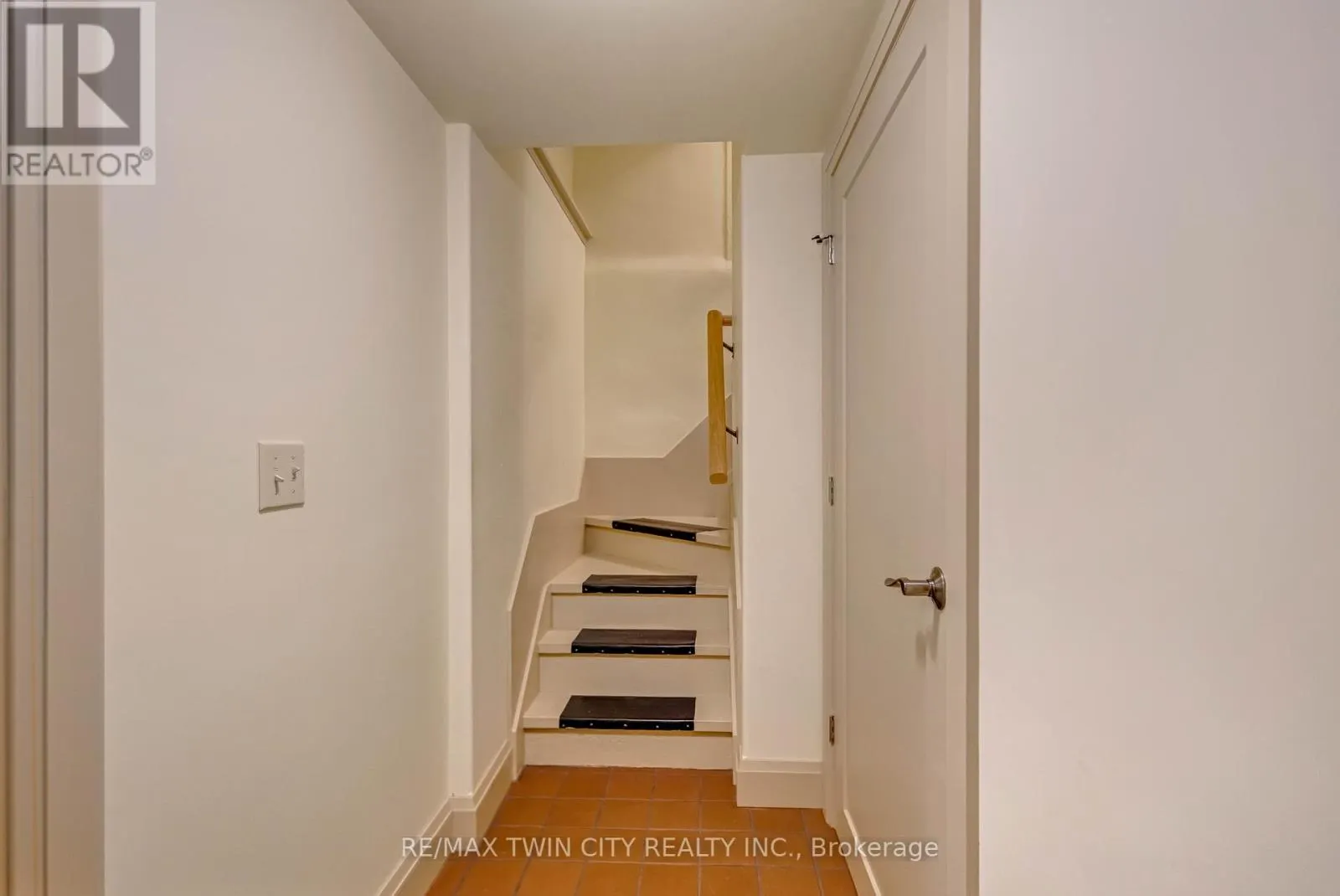25 BROADWAY STREET E