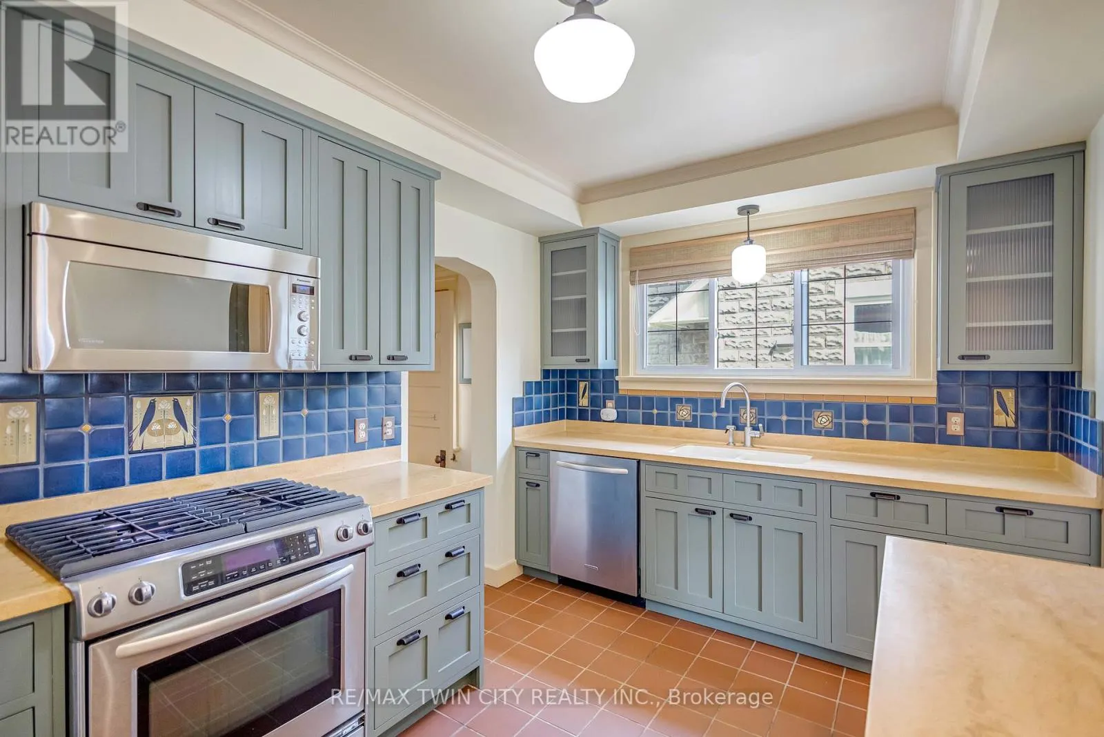25 BROADWAY STREET E