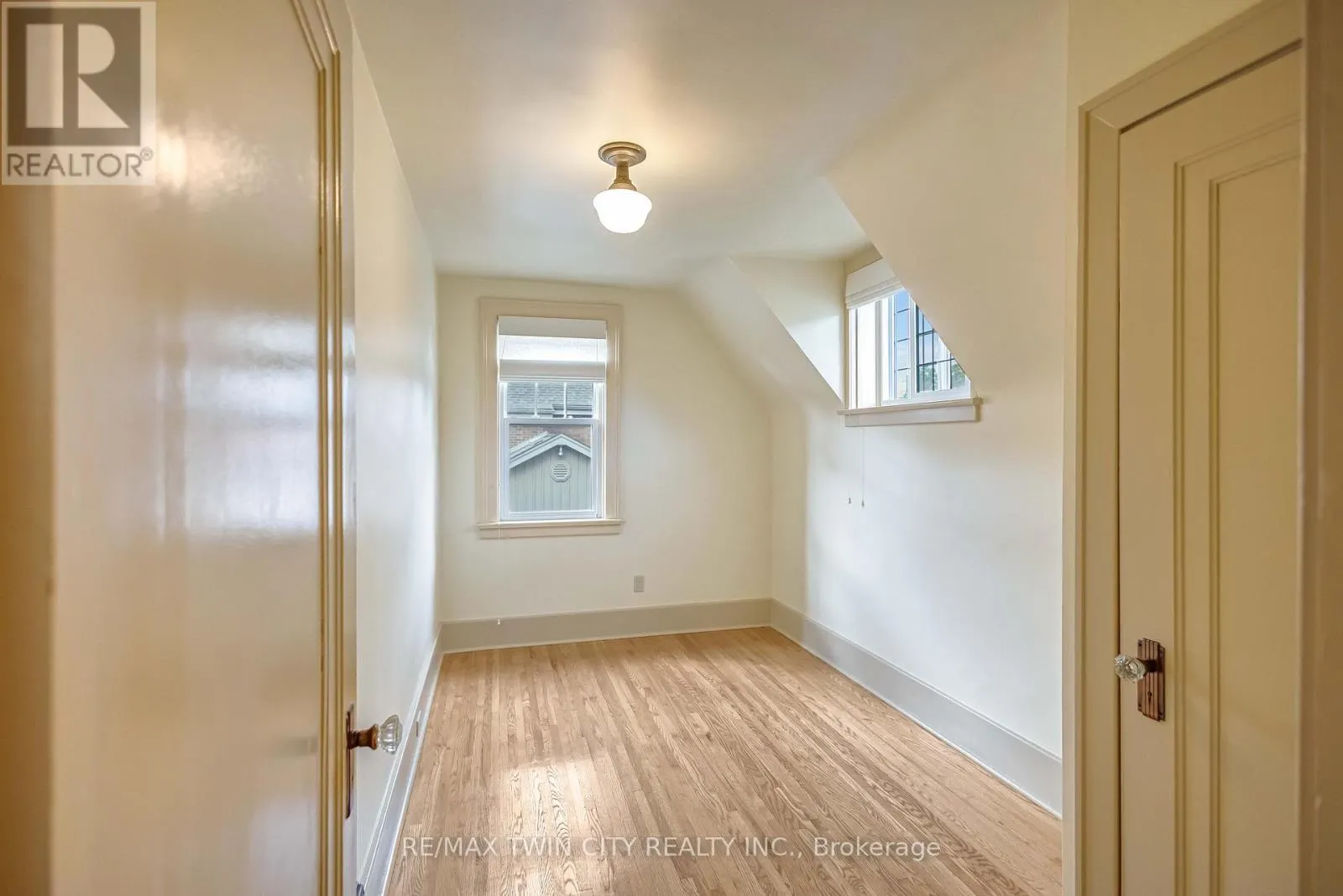 25 BROADWAY STREET E