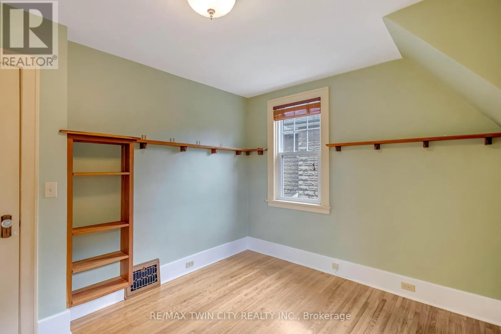 25 BROADWAY STREET E