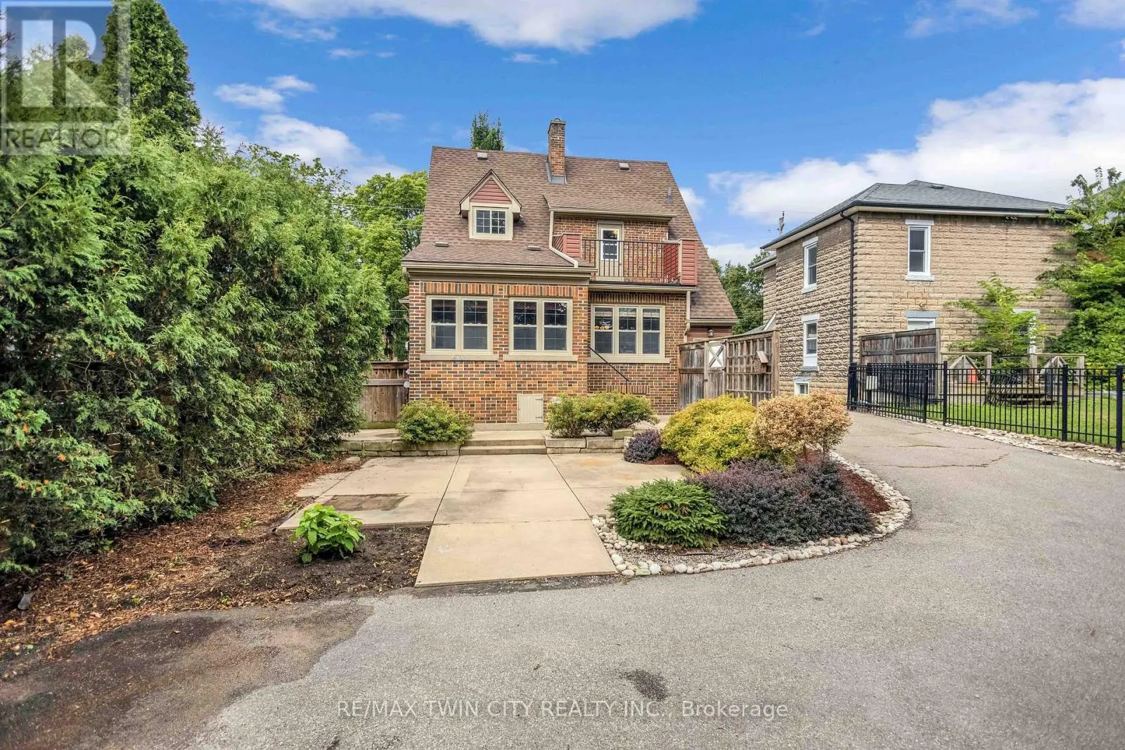 25 BROADWAY STREET E