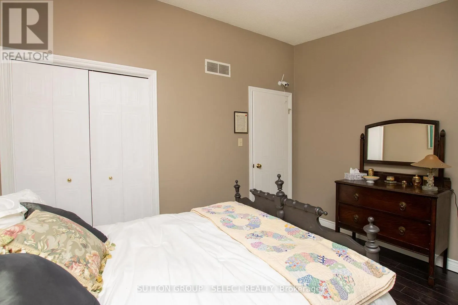 4 - 445 RIVERSIDE DRIVE, #4