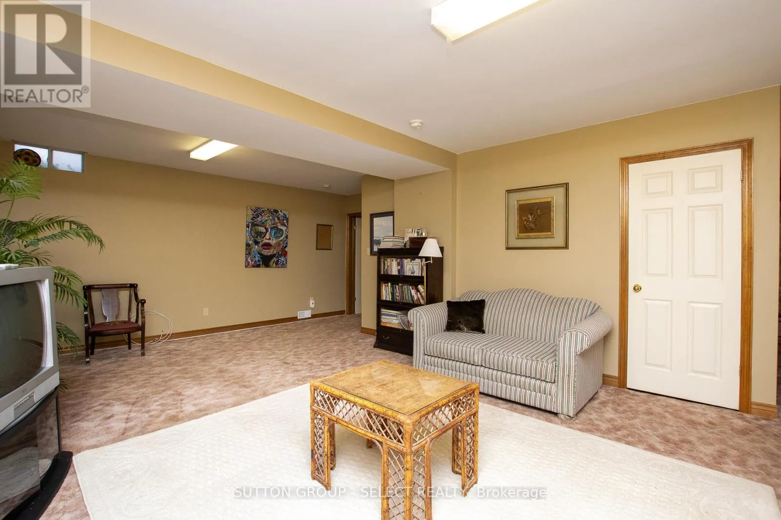 4 - 445 RIVERSIDE DRIVE, #4