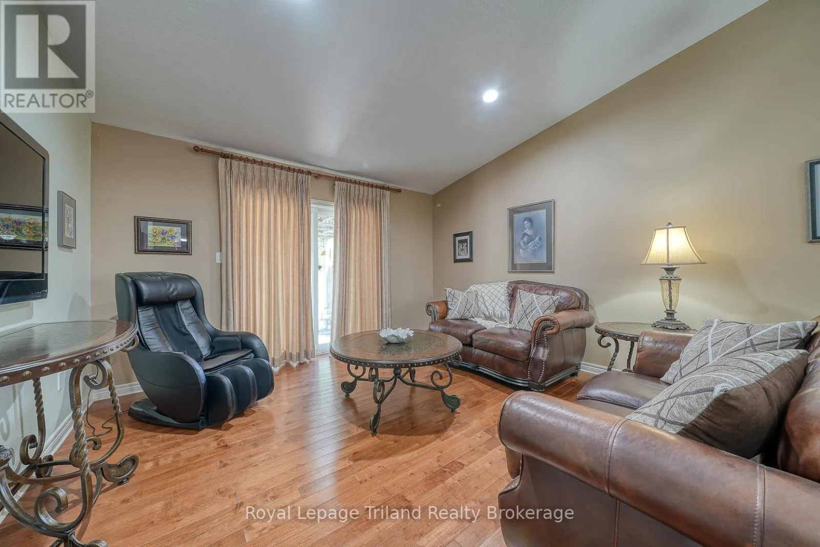 1 - 54 GARDEN AVENUE, #1