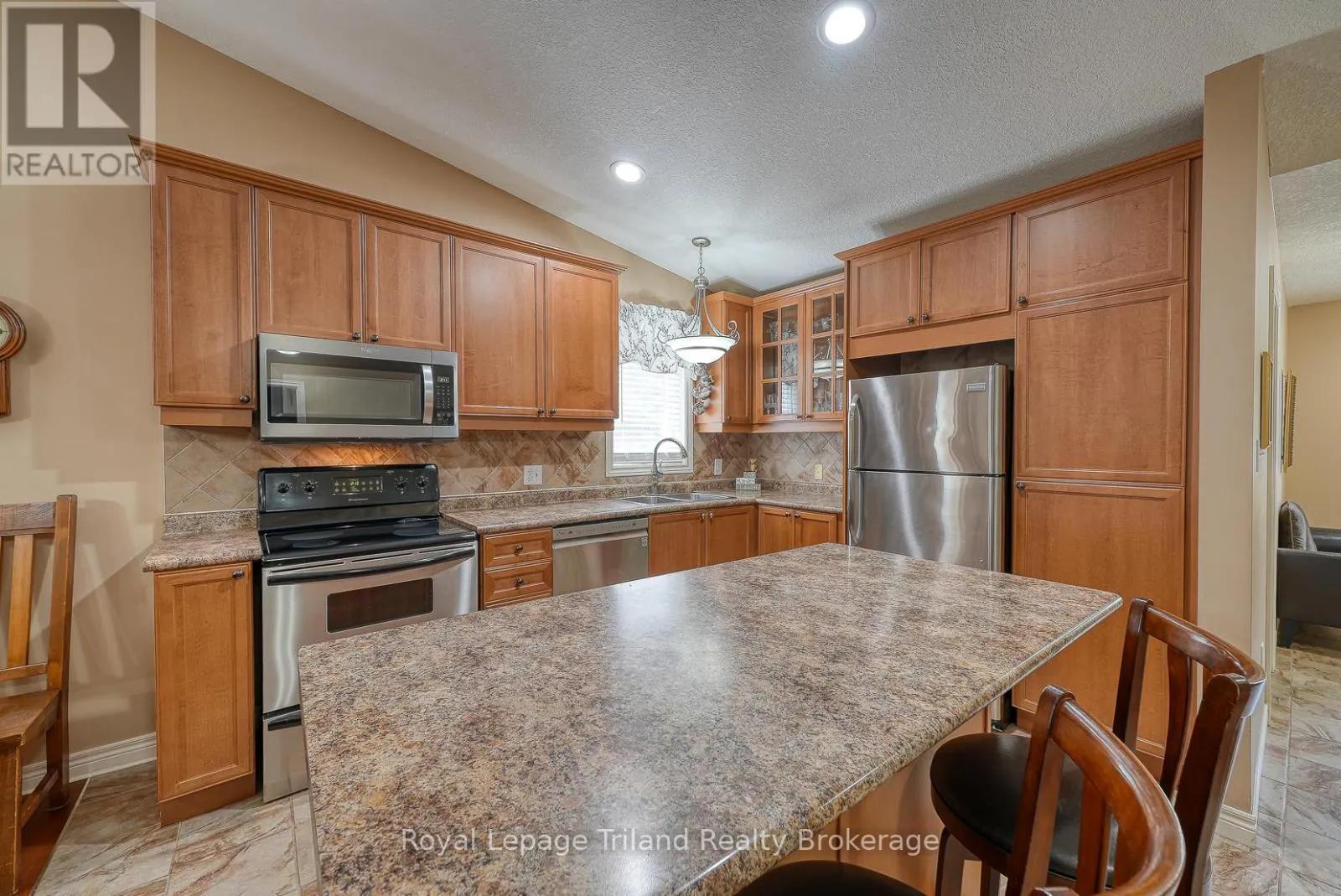 1 - 54 GARDEN AVENUE, #1