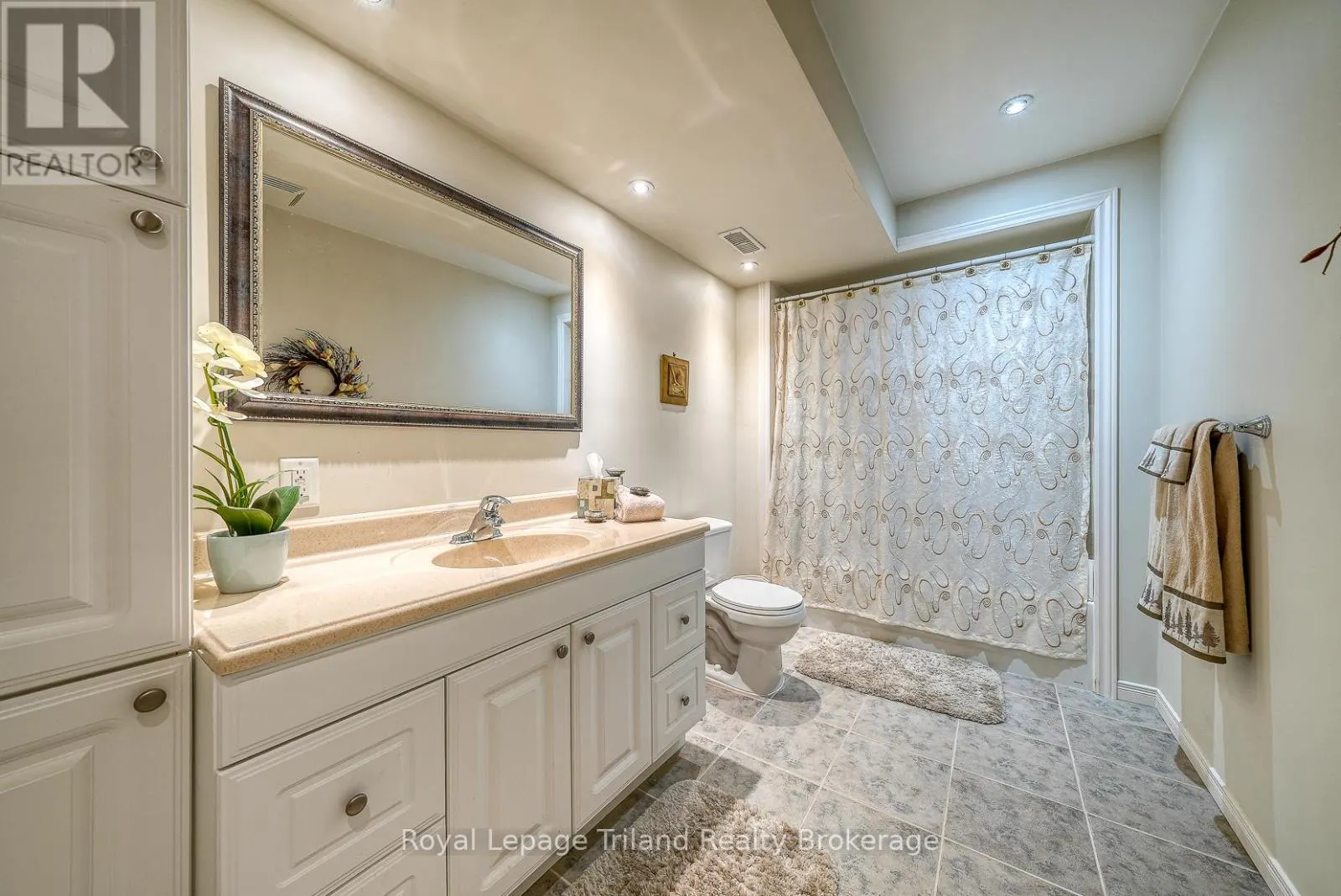1 - 54 GARDEN AVENUE, #1