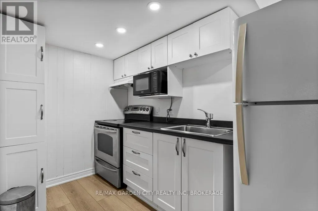 2 LYNNWOOD AVENUE