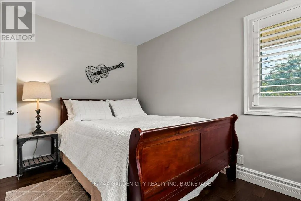 2 LYNNWOOD AVENUE