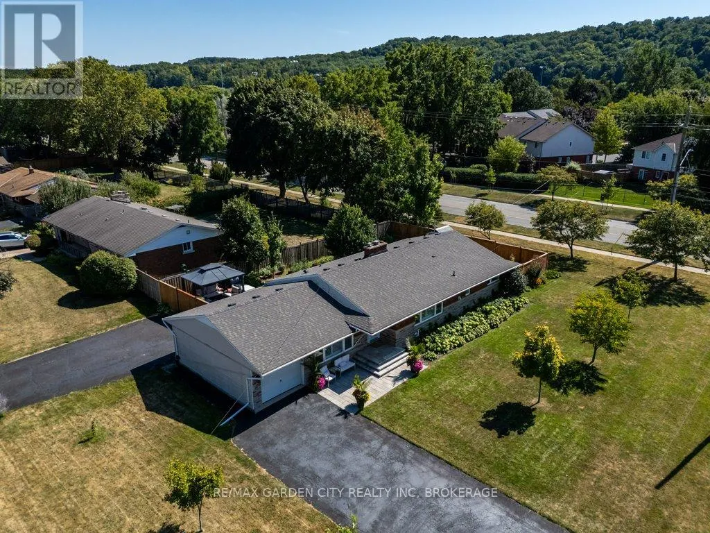 2 LYNNWOOD AVENUE
