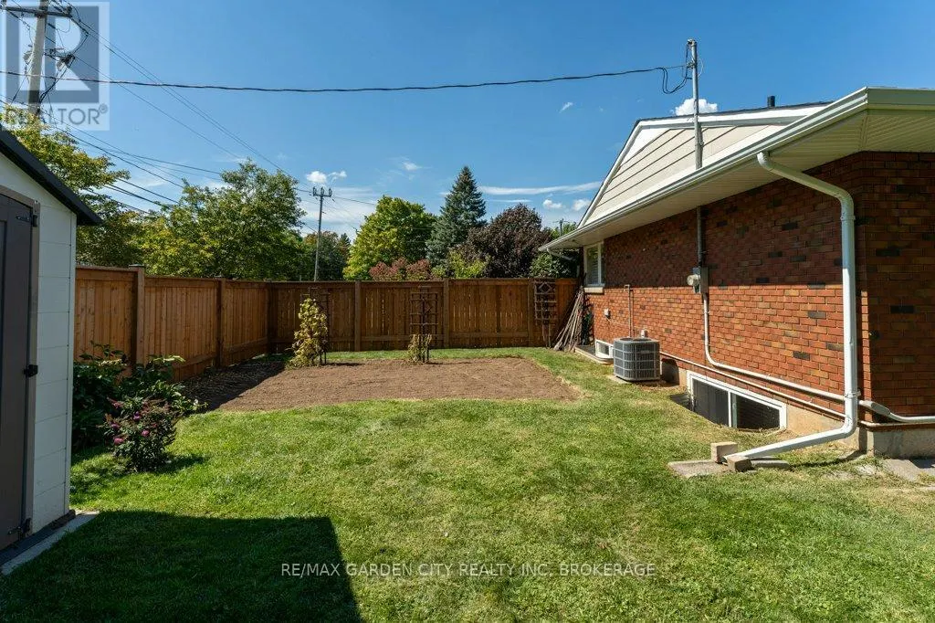 2 LYNNWOOD AVENUE