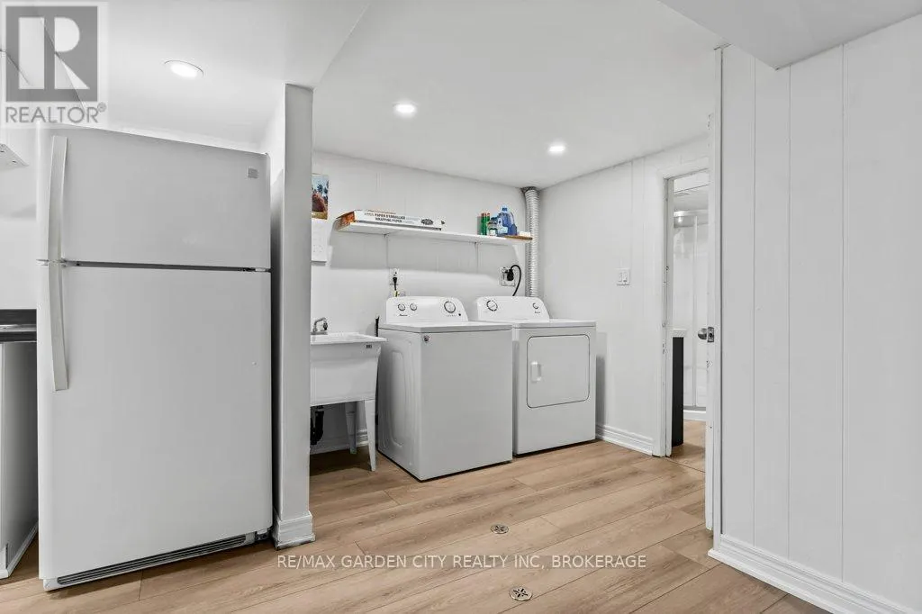 2 LYNNWOOD AVENUE