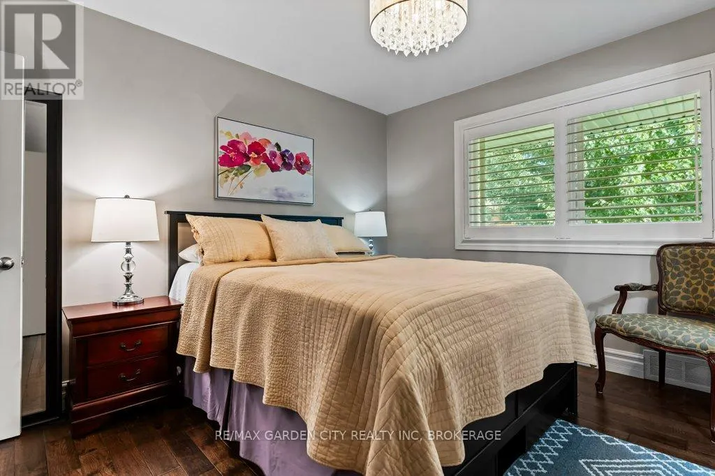 2 LYNNWOOD AVENUE