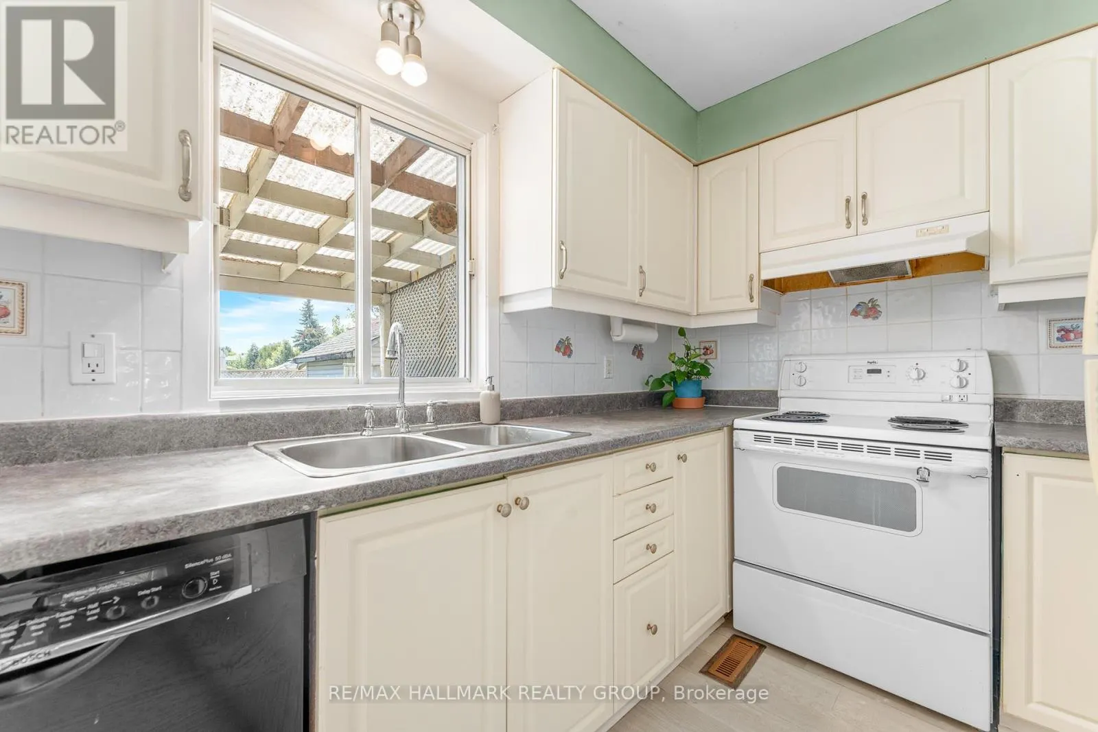 41 SOVEREIGN AVENUE