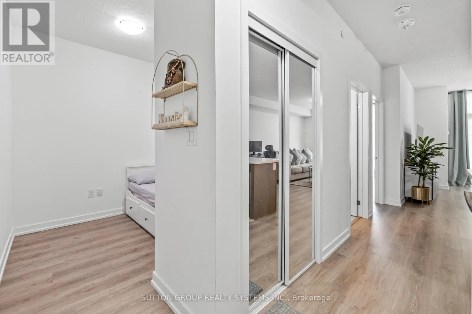 231 - 460 DUNDAS STREET E