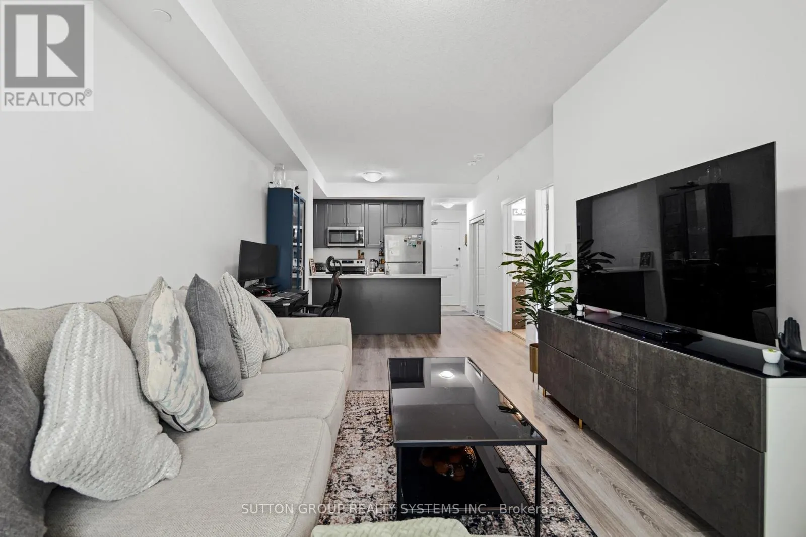 231 - 460 DUNDAS STREET E