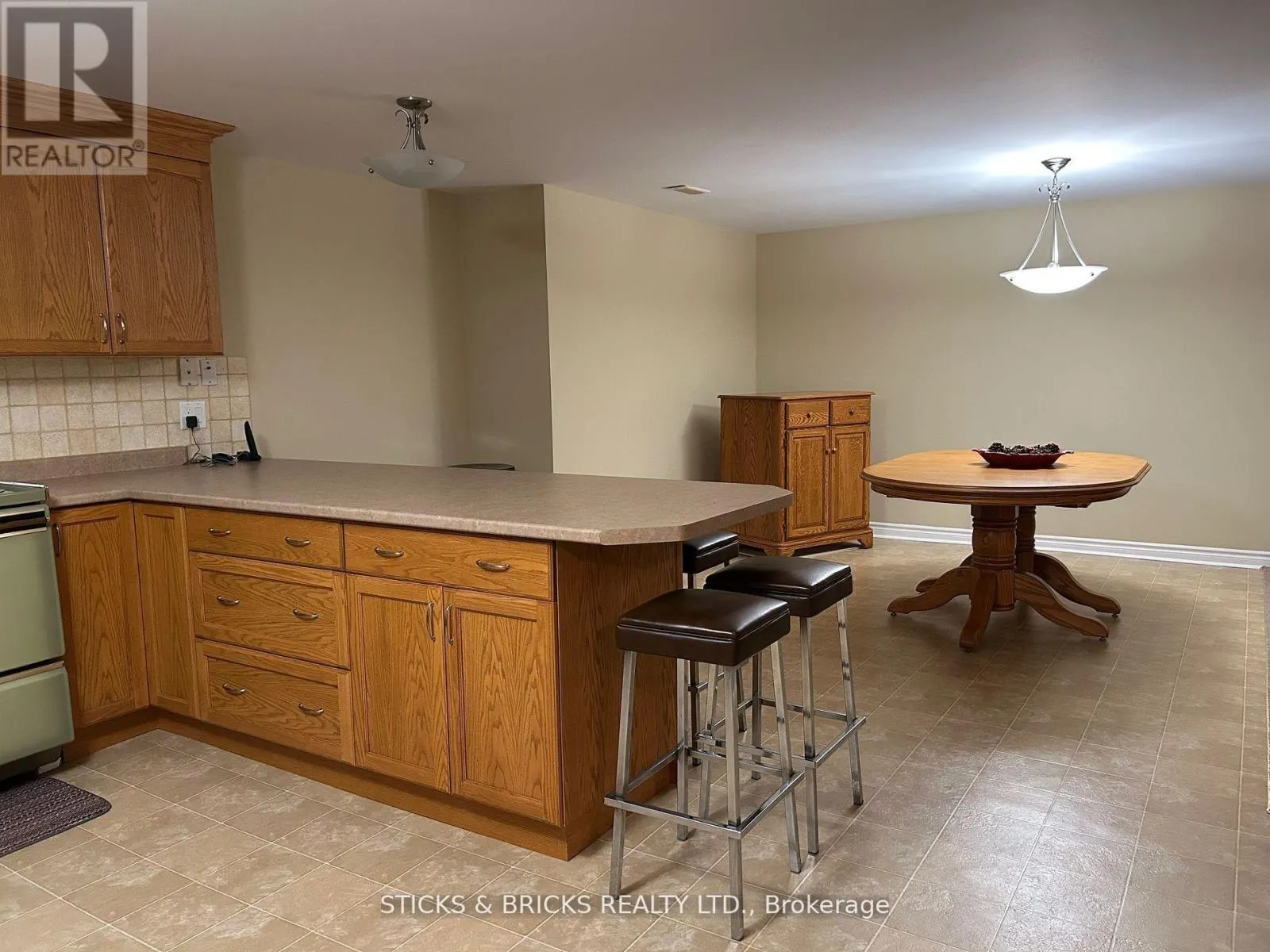 12 - 3241 MONTROSE ROAD, #12