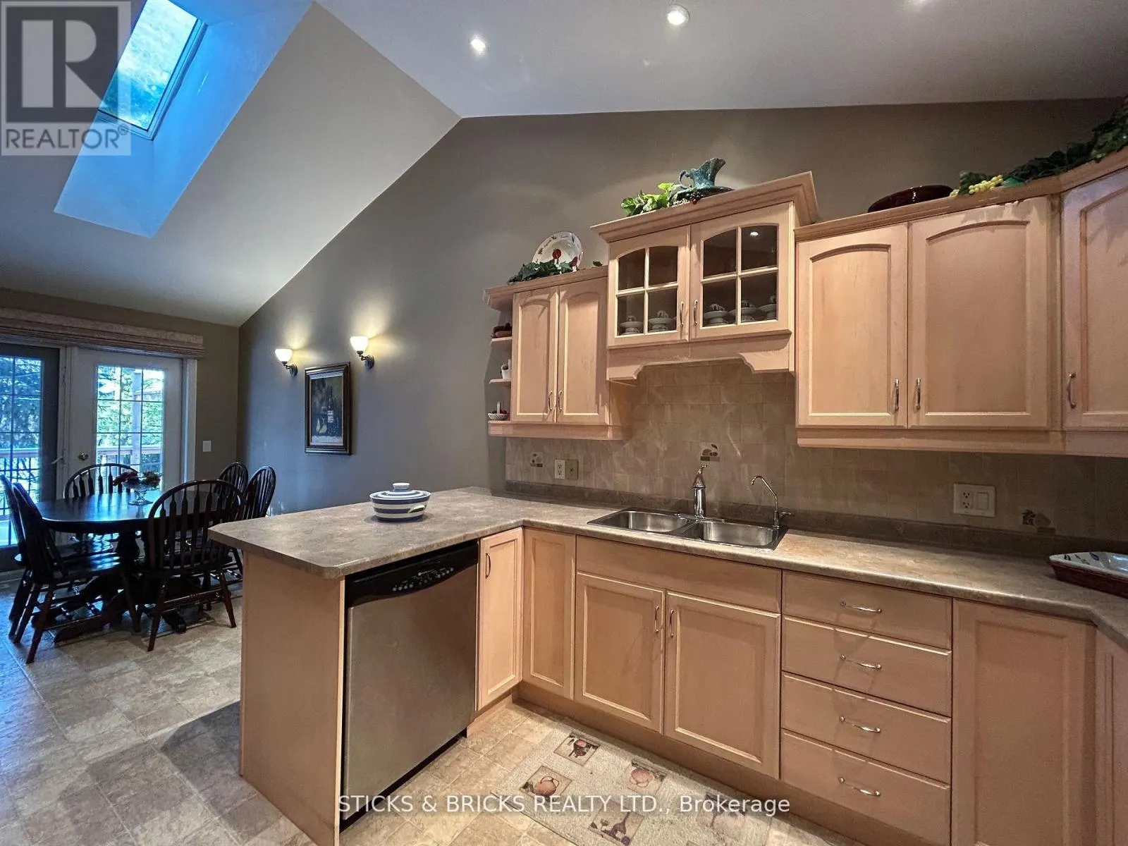 12 - 3241 MONTROSE ROAD, #12