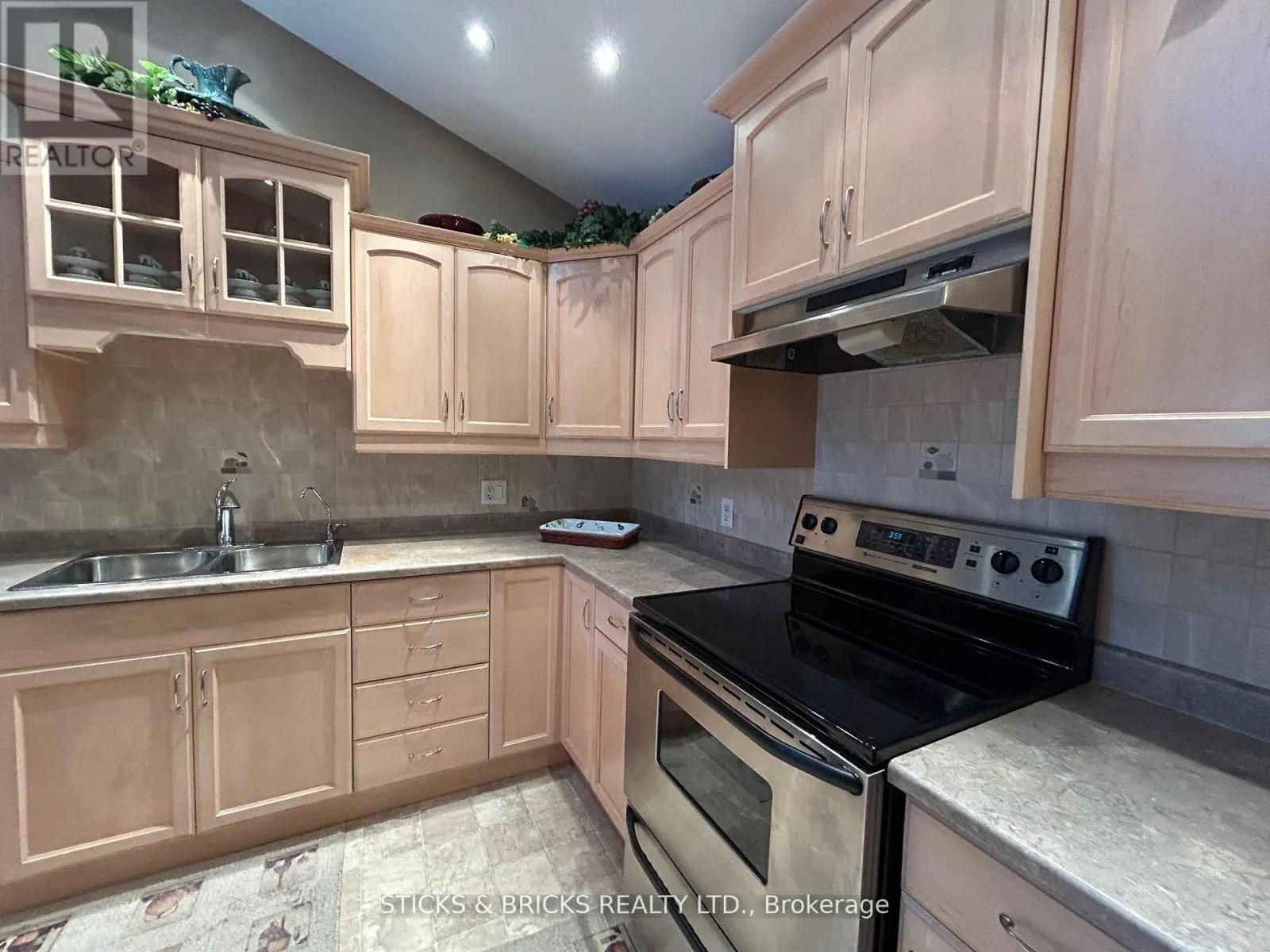 12 - 3241 MONTROSE ROAD, #12