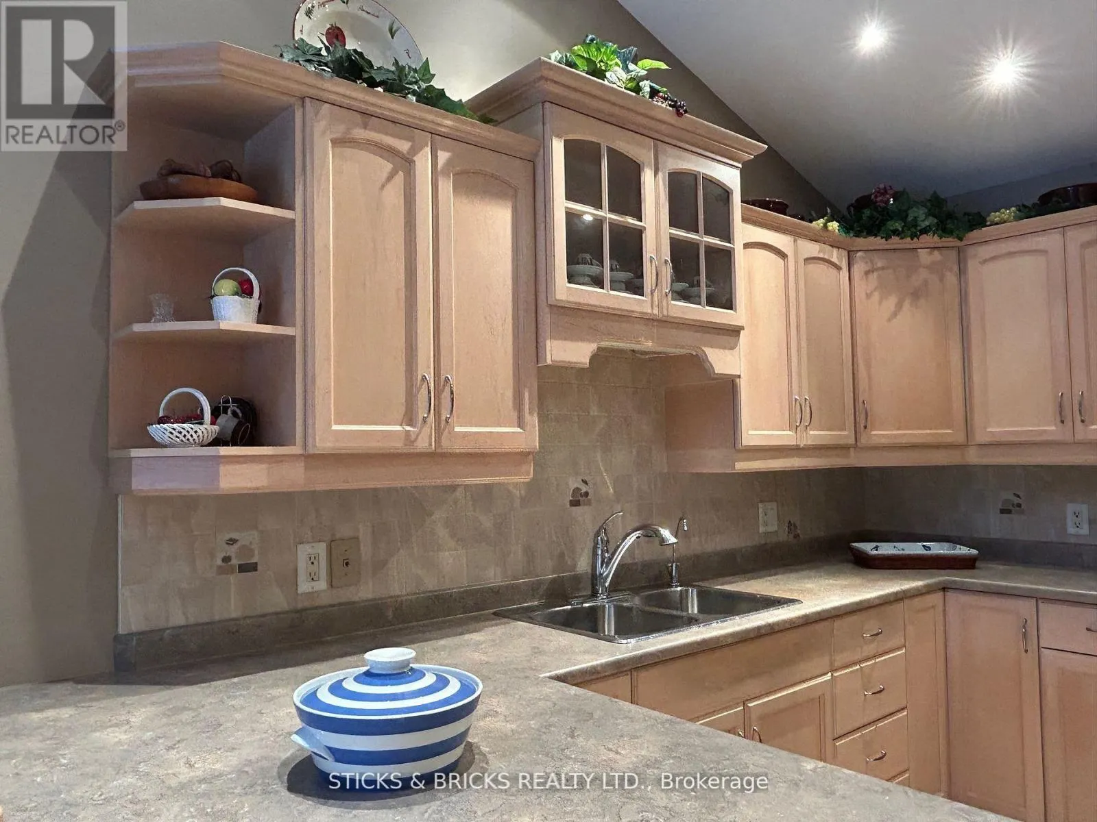 12 - 3241 MONTROSE ROAD, #12