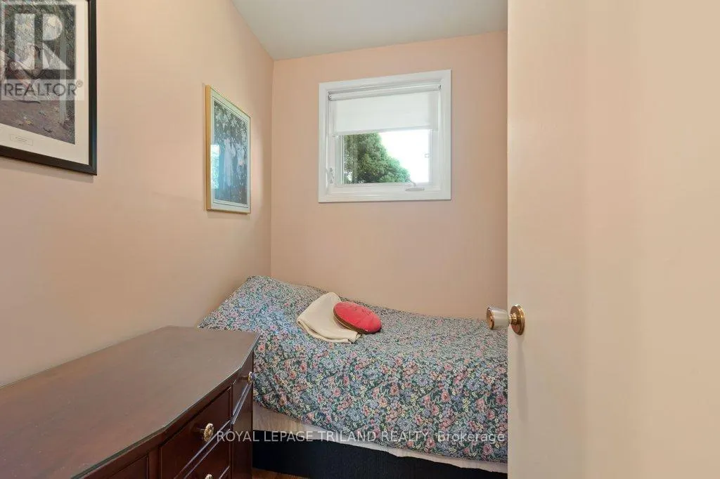 16 THOMPSON AVENUE