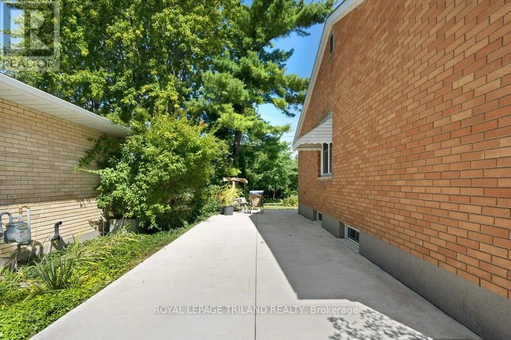 16 THOMPSON AVENUE