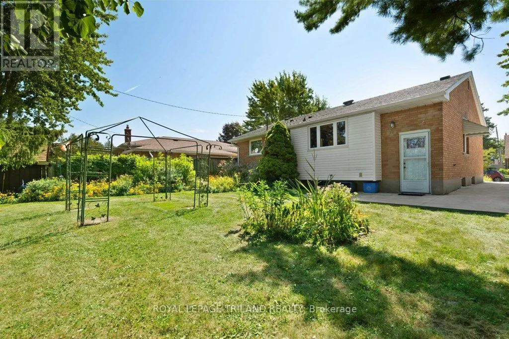 16 THOMPSON AVENUE