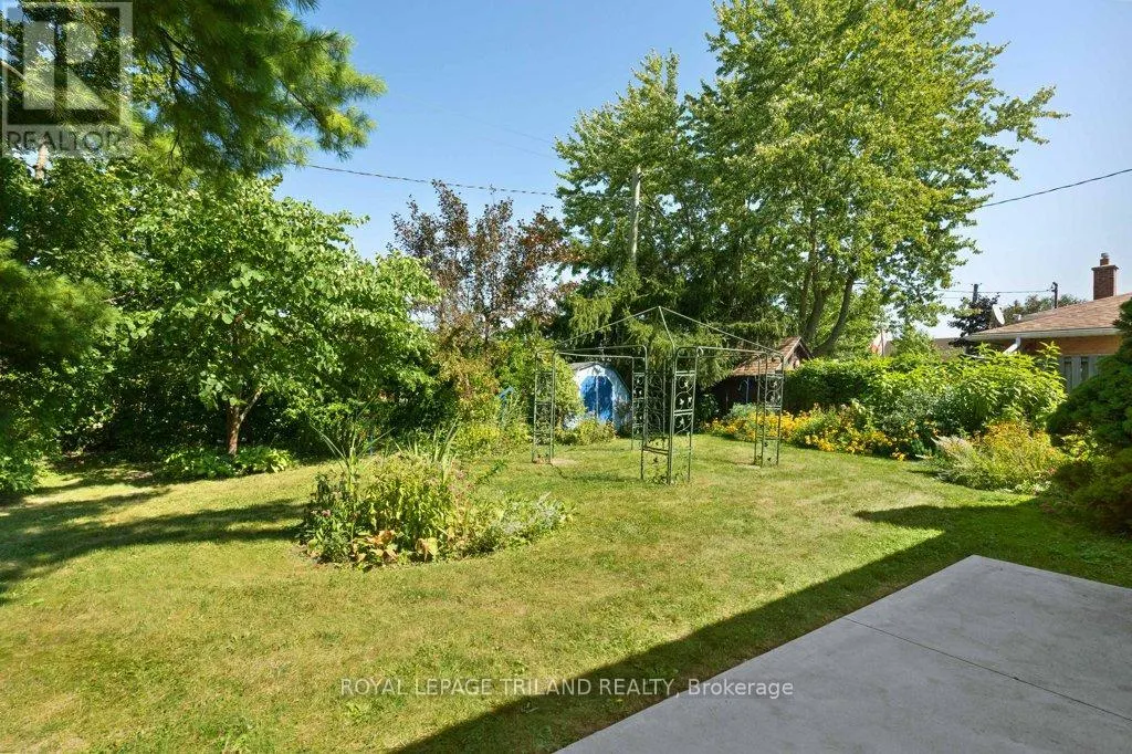 16 THOMPSON AVENUE