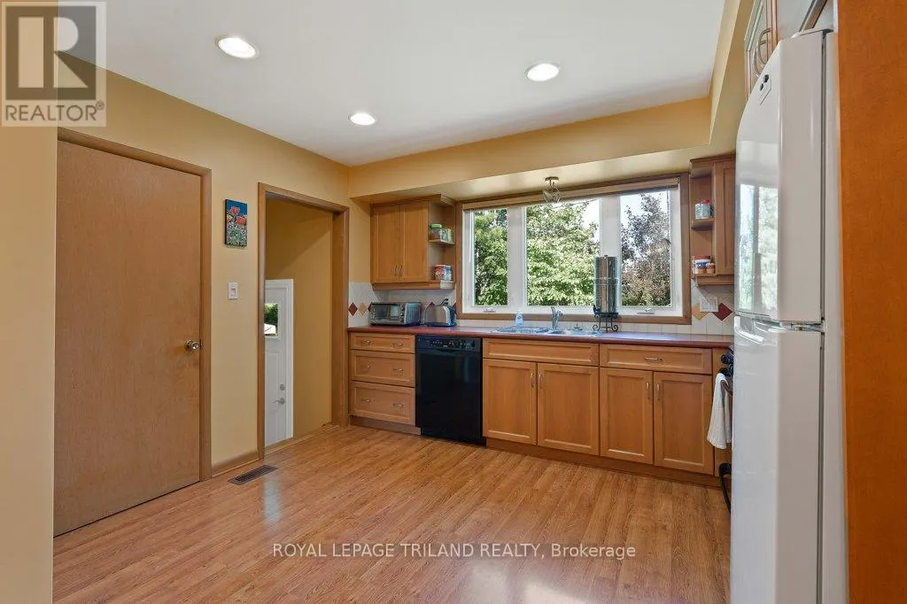 16 THOMPSON AVENUE