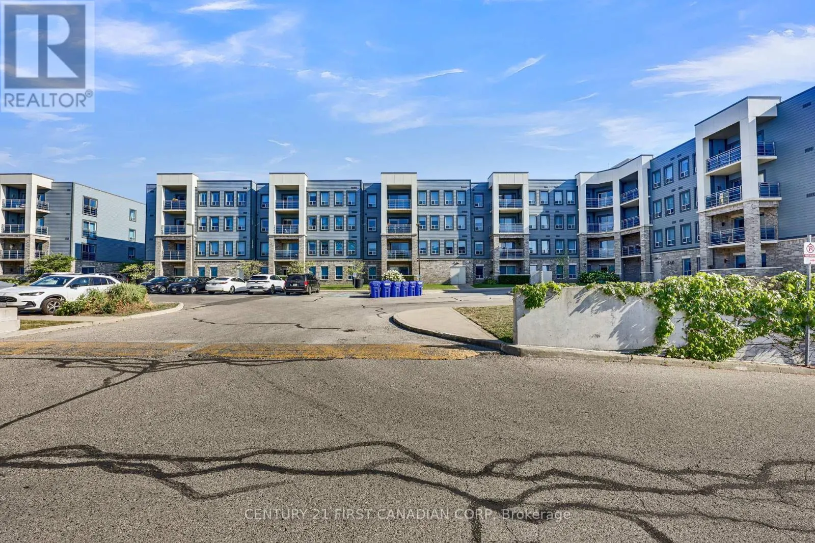 211 - 340 SUGARCREEK TRAIL, #211