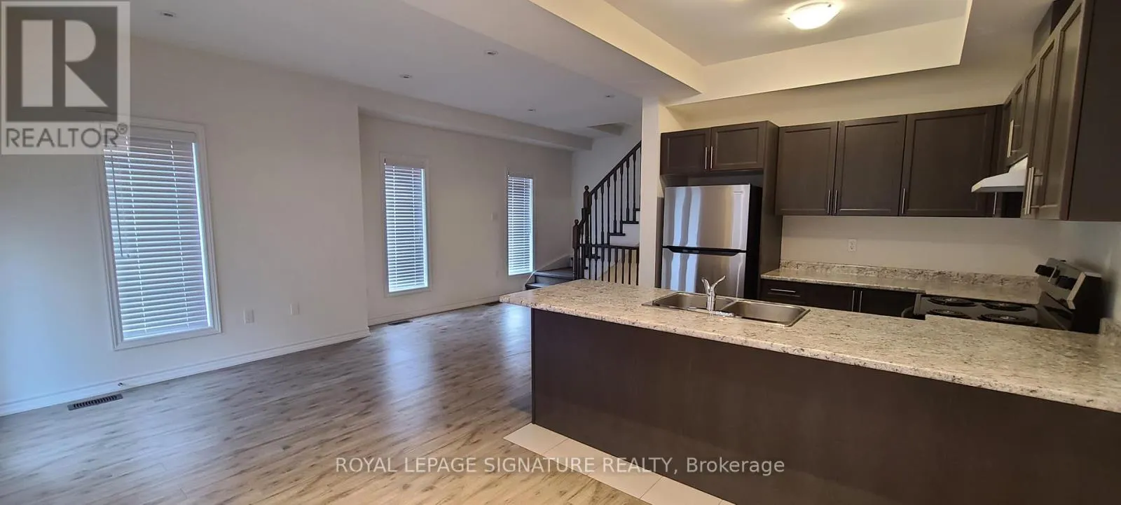 43 - 383 DUNDAS STREET E