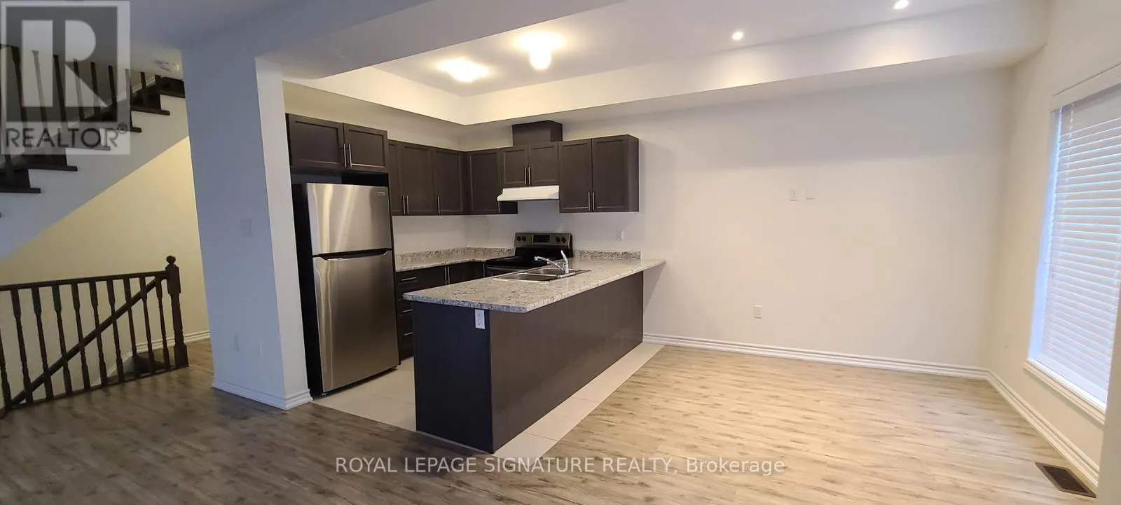 43 - 383 DUNDAS STREET E