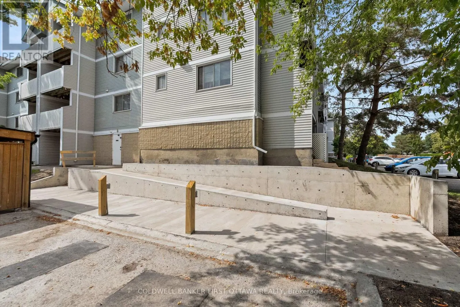 400 - 216 VIEWMOUNT DRIVE