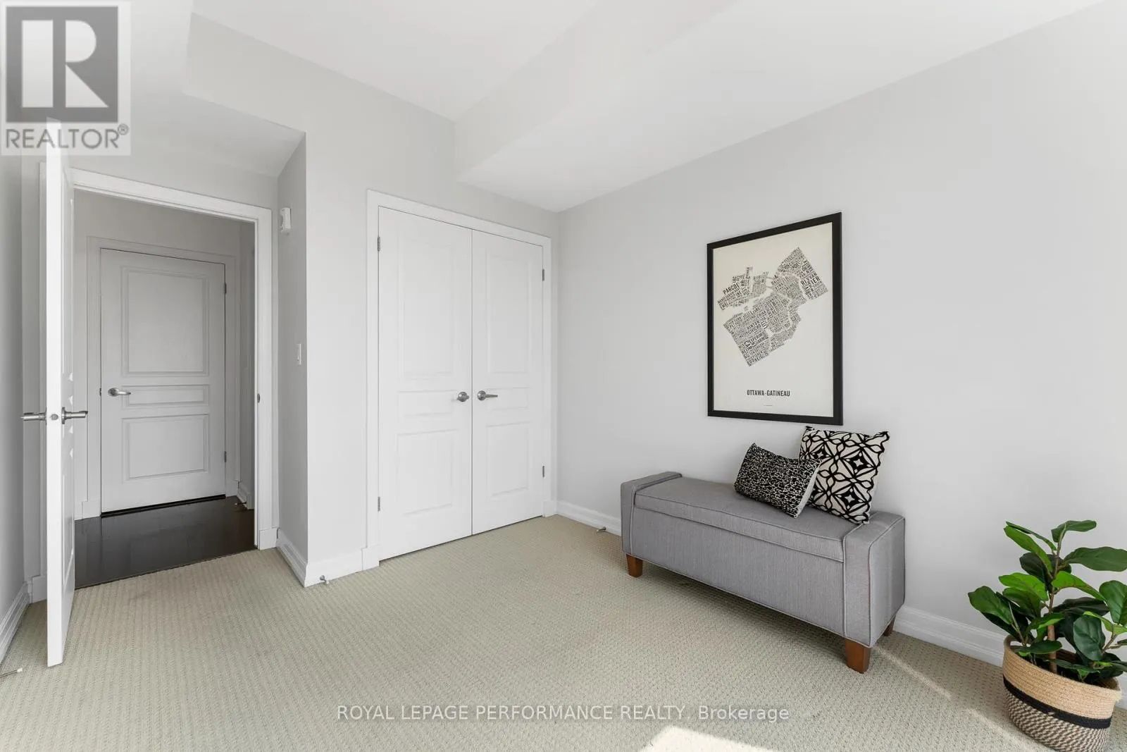 1504 - 238 BESSERER STREET