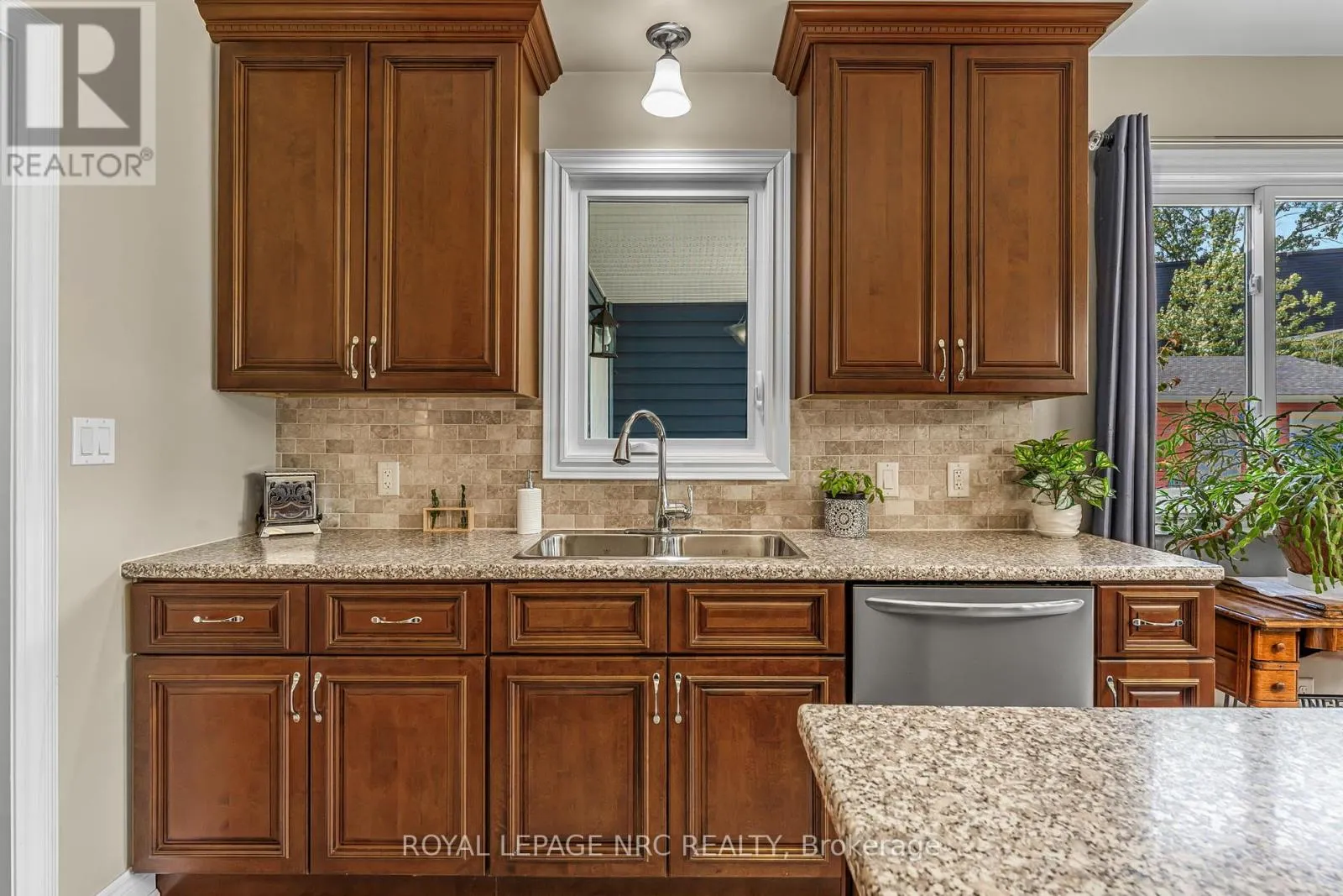 880 EDGEMERE ROAD