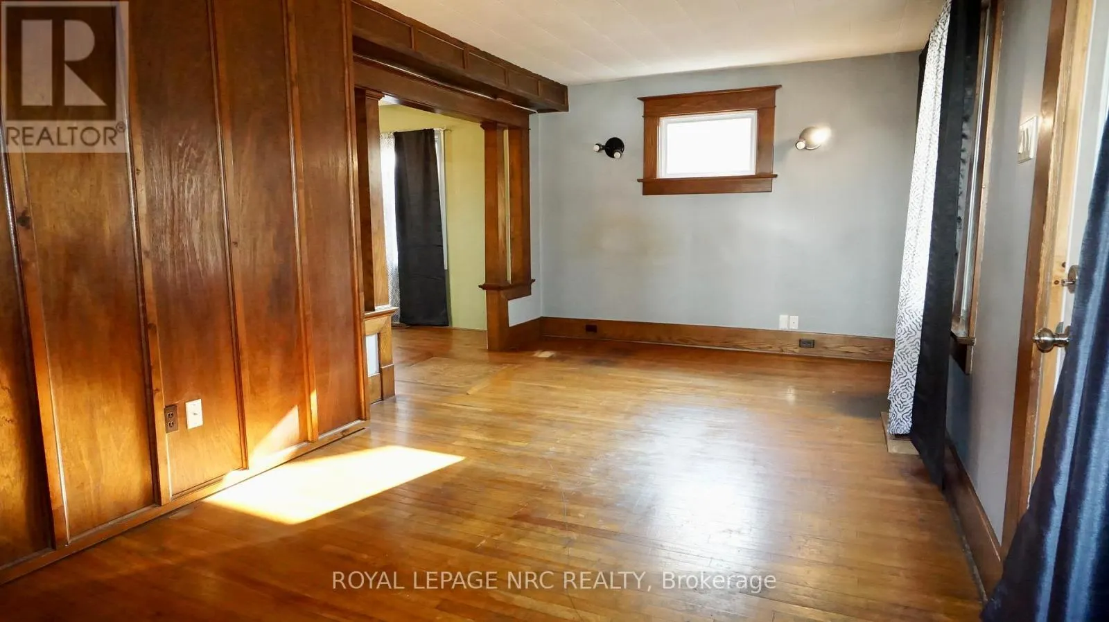 235 CLARENCE STREET W