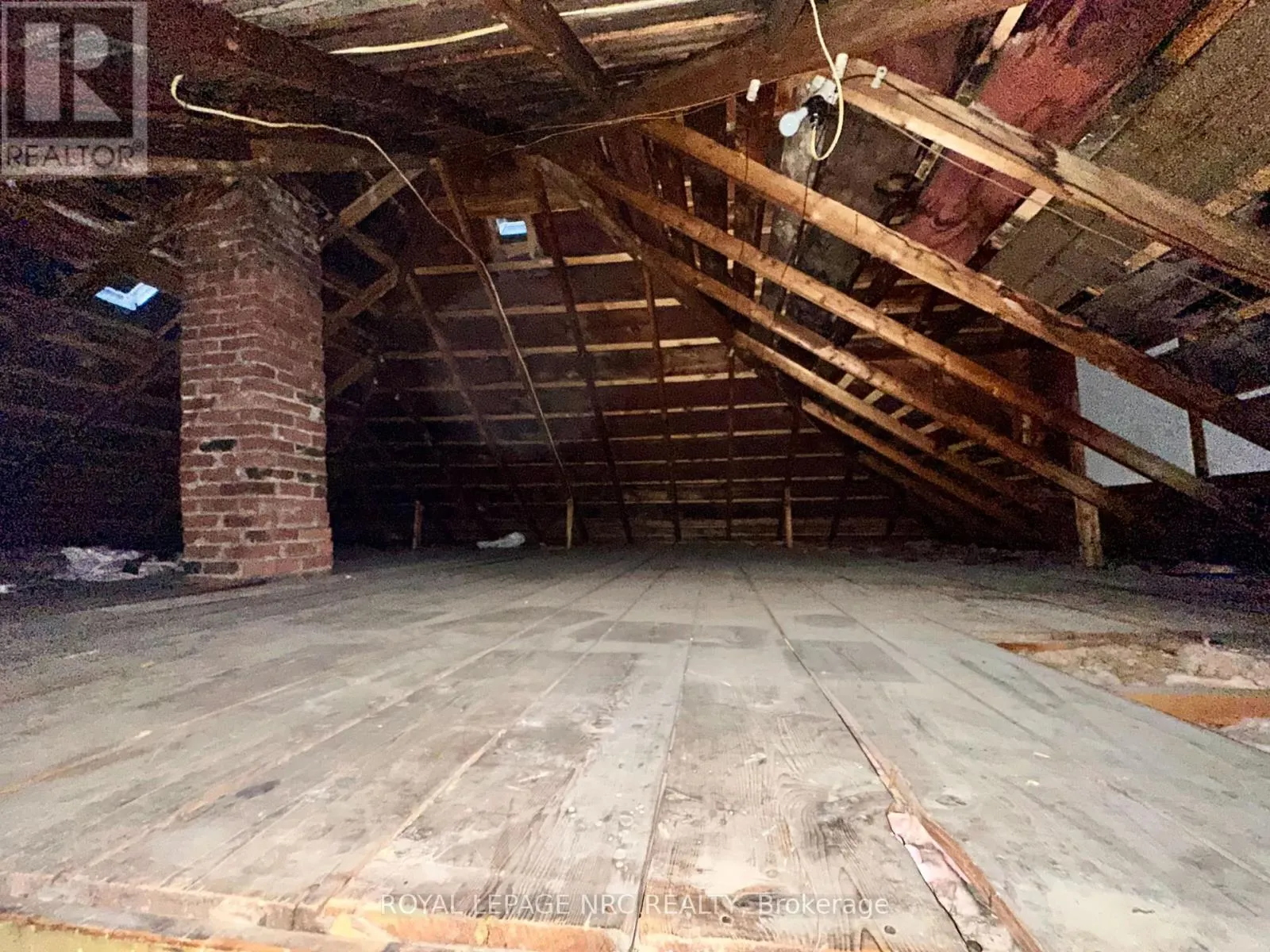 235 CLARENCE STREET W