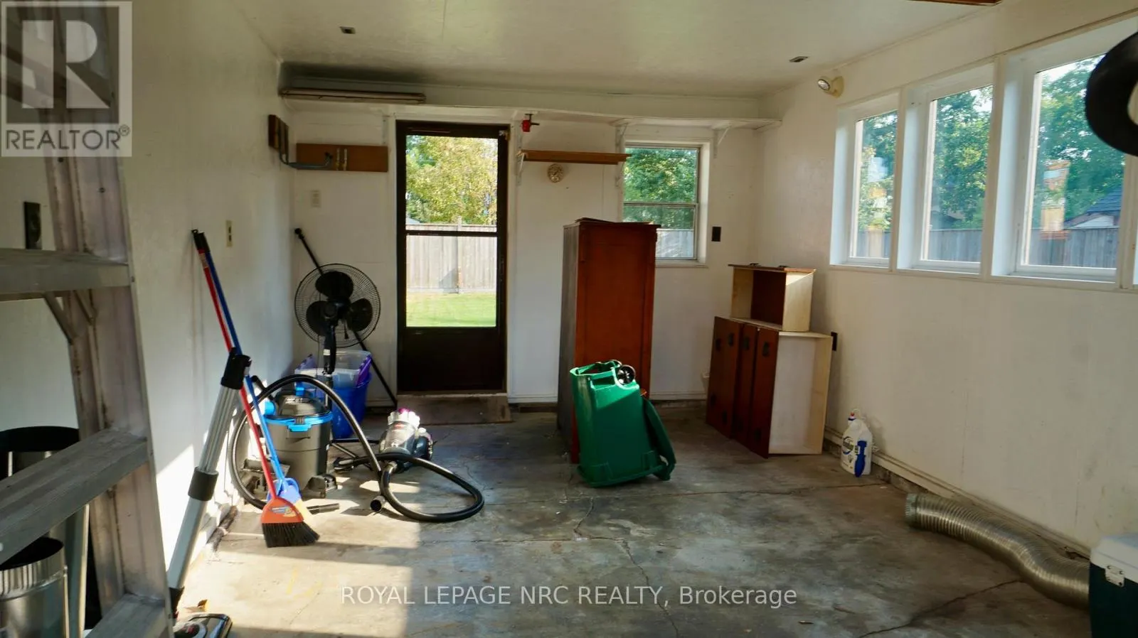 235 CLARENCE STREET W