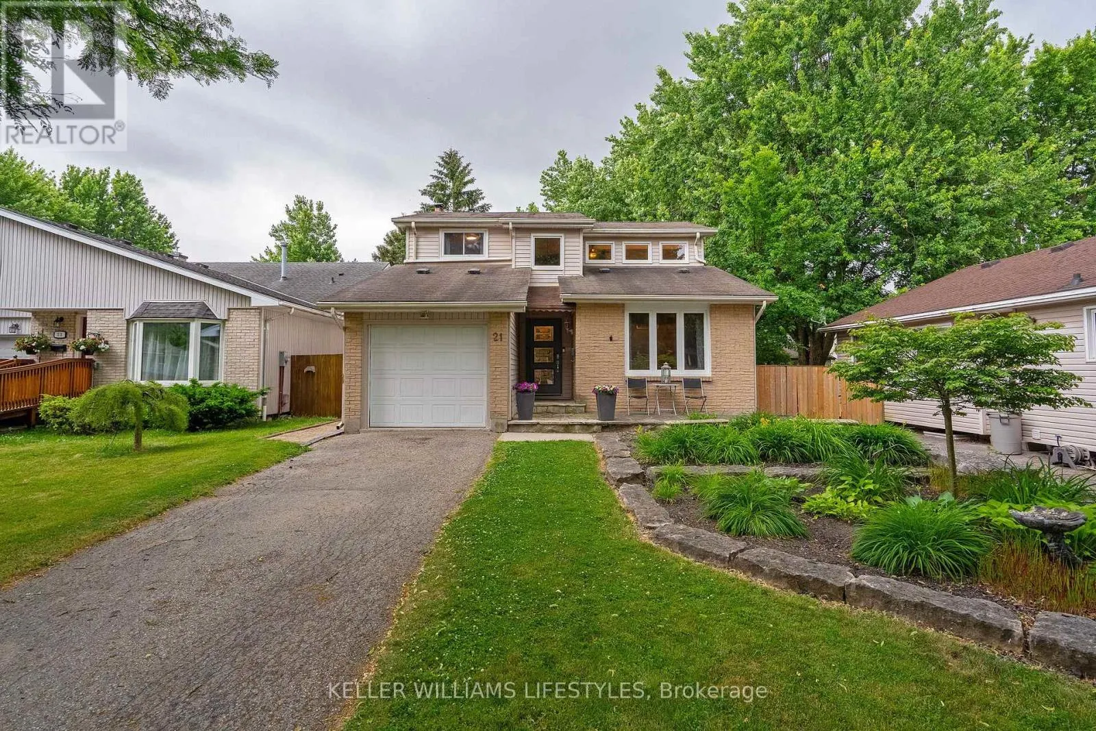21 BEECHBANK CRESCENT