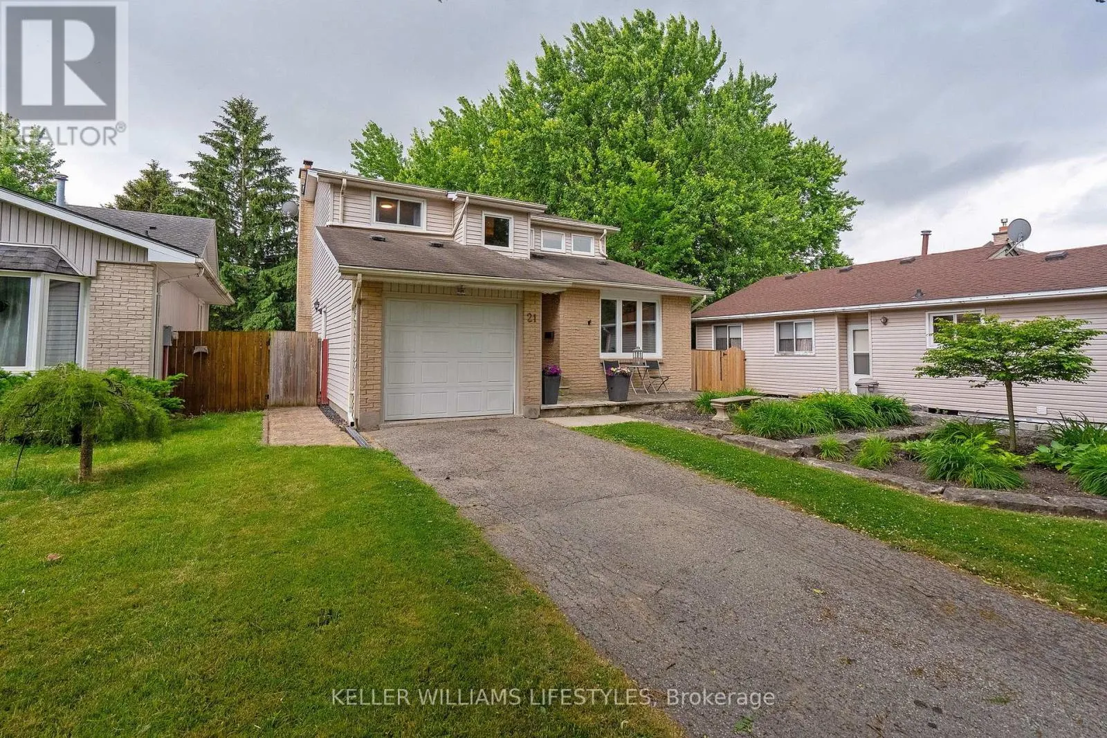21 BEECHBANK CRESCENT