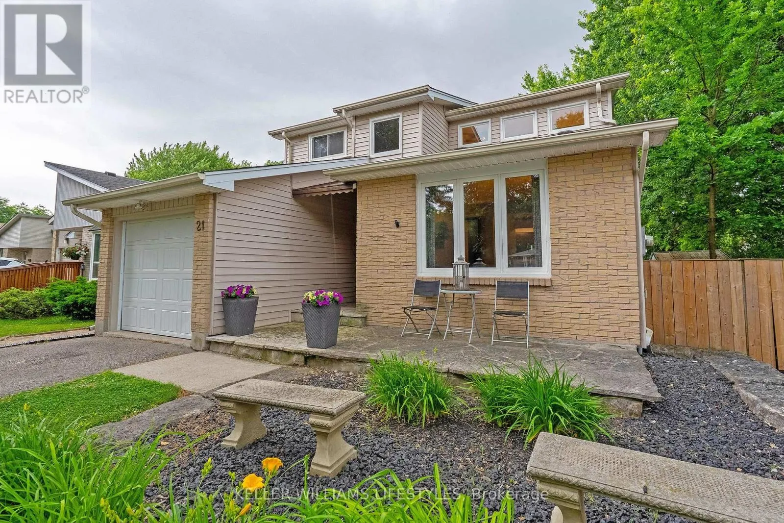 21 BEECHBANK CRESCENT