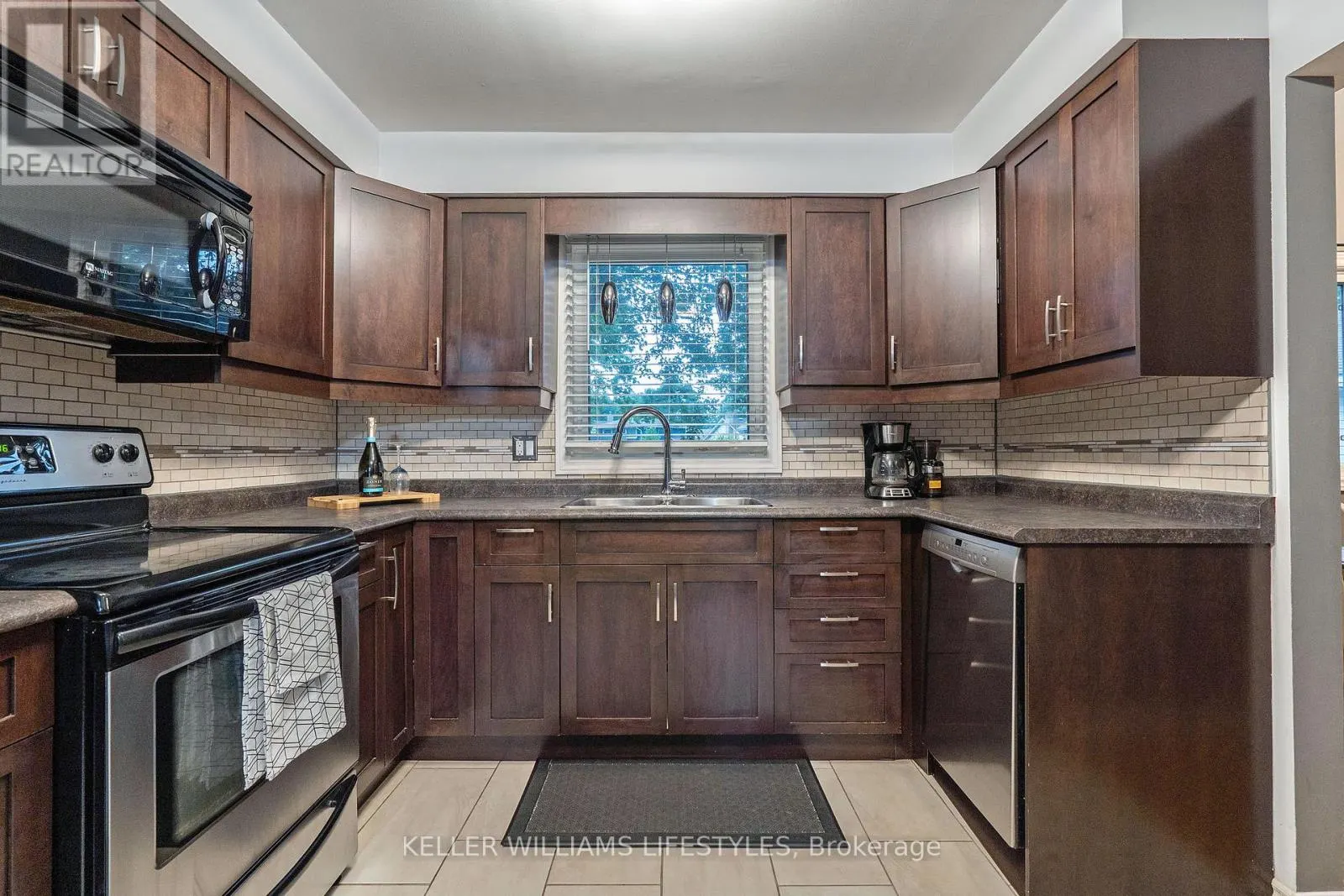 21 BEECHBANK CRESCENT