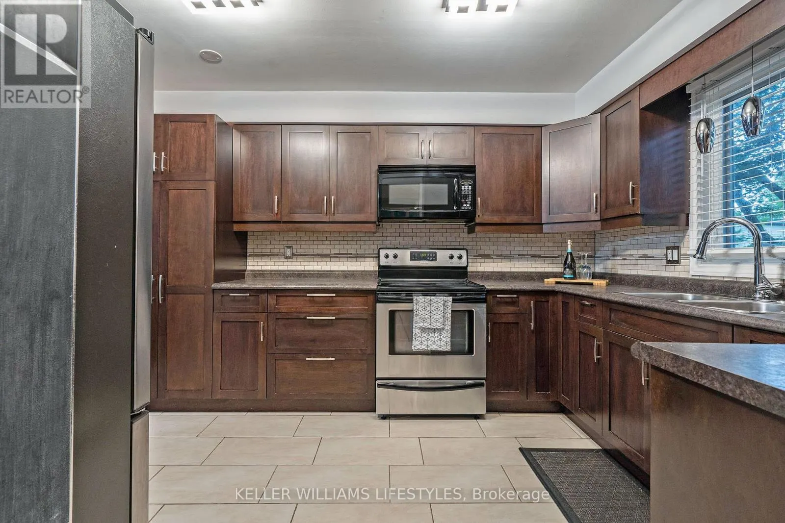 21 BEECHBANK CRESCENT
