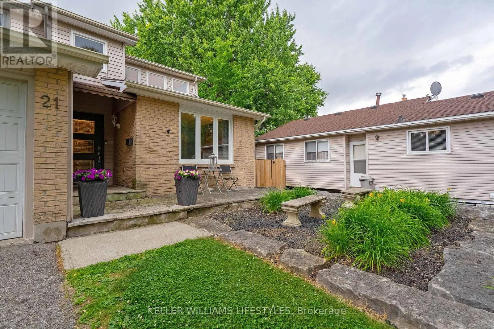 21 BEECHBANK CRESCENT
