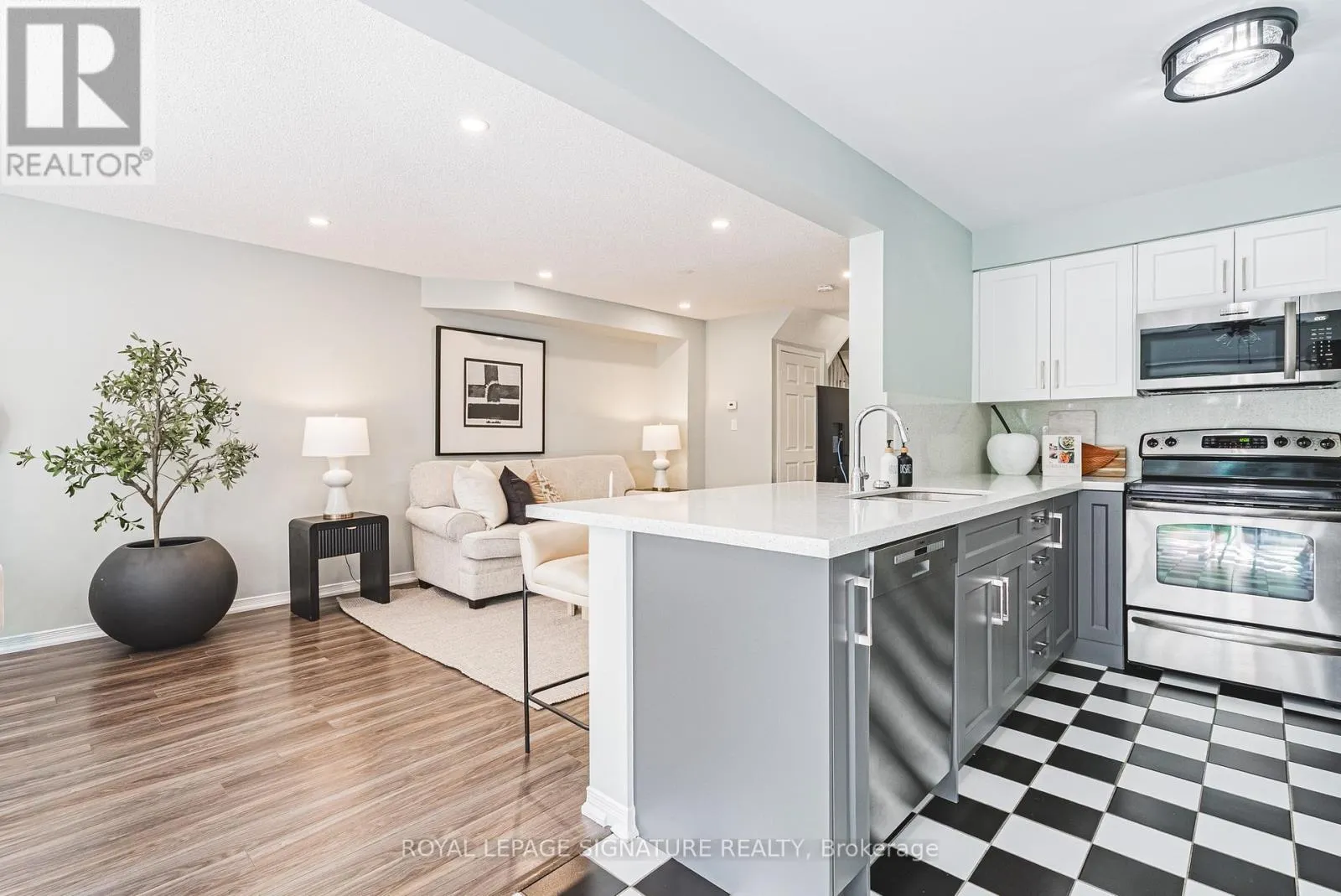 11 - 819 UPPER PARADISE ROAD