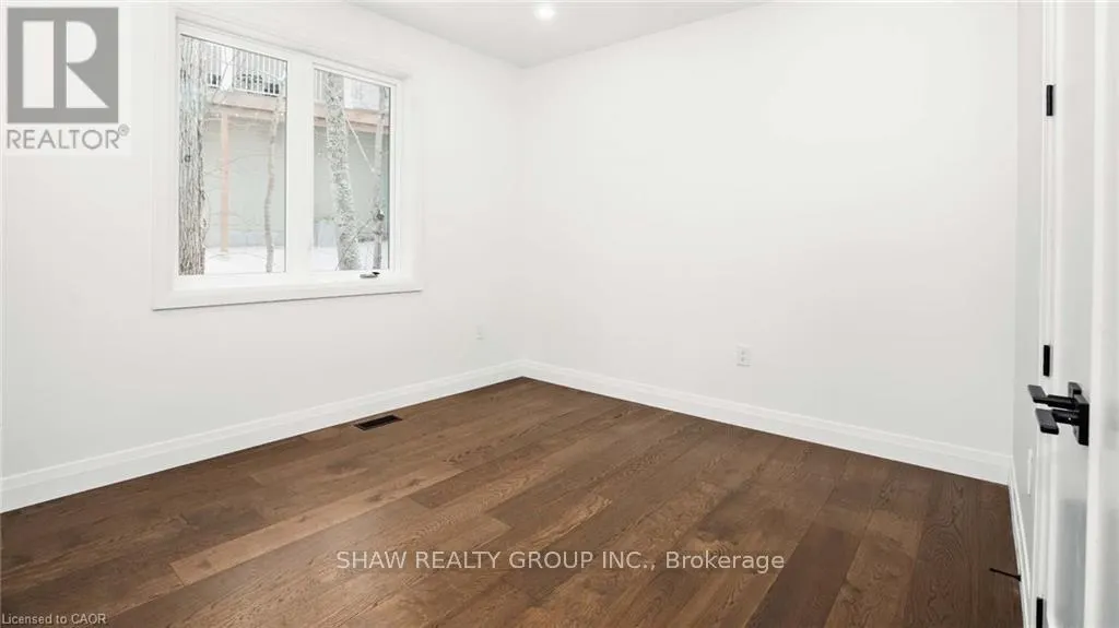 31 GLEN EAGLE COURT