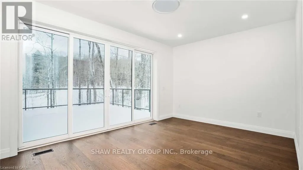 31 GLEN EAGLE COURT