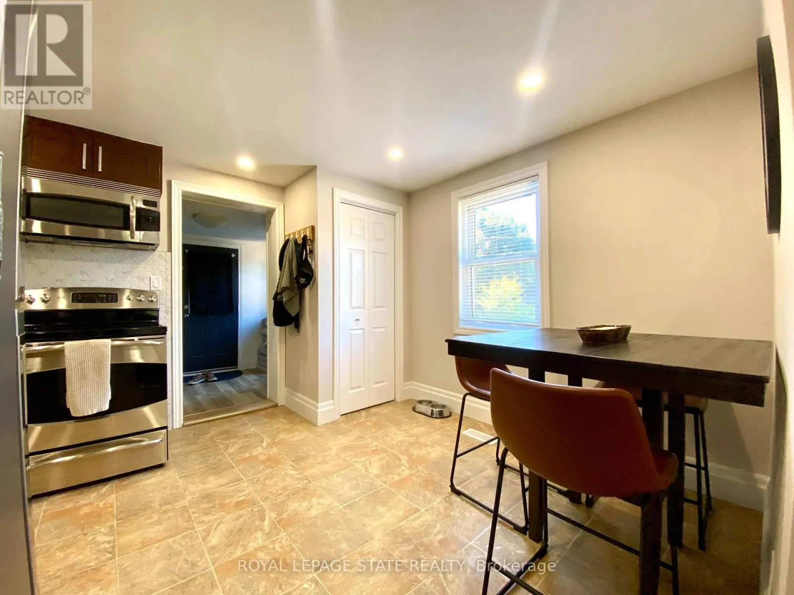 358 DUNDAS STREET E