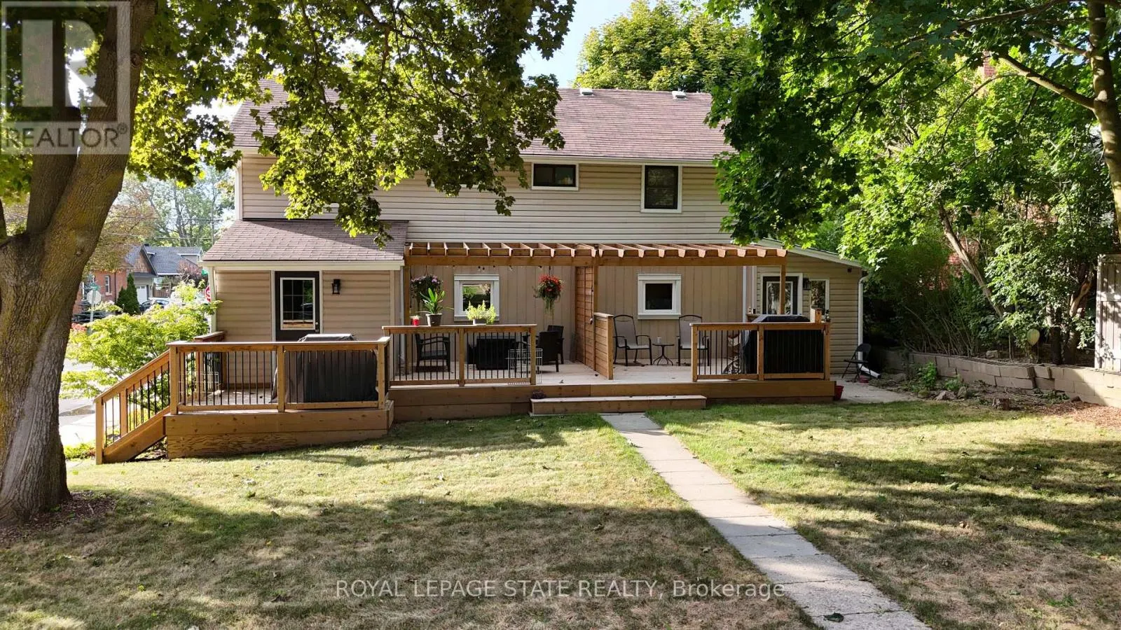 358 DUNDAS STREET E