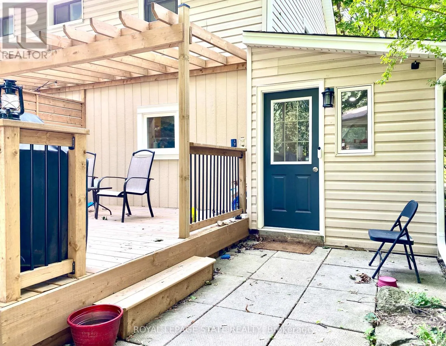 358 DUNDAS STREET E